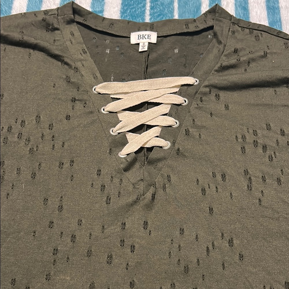 BKE Cream Tie Front Short Sleeve Tee